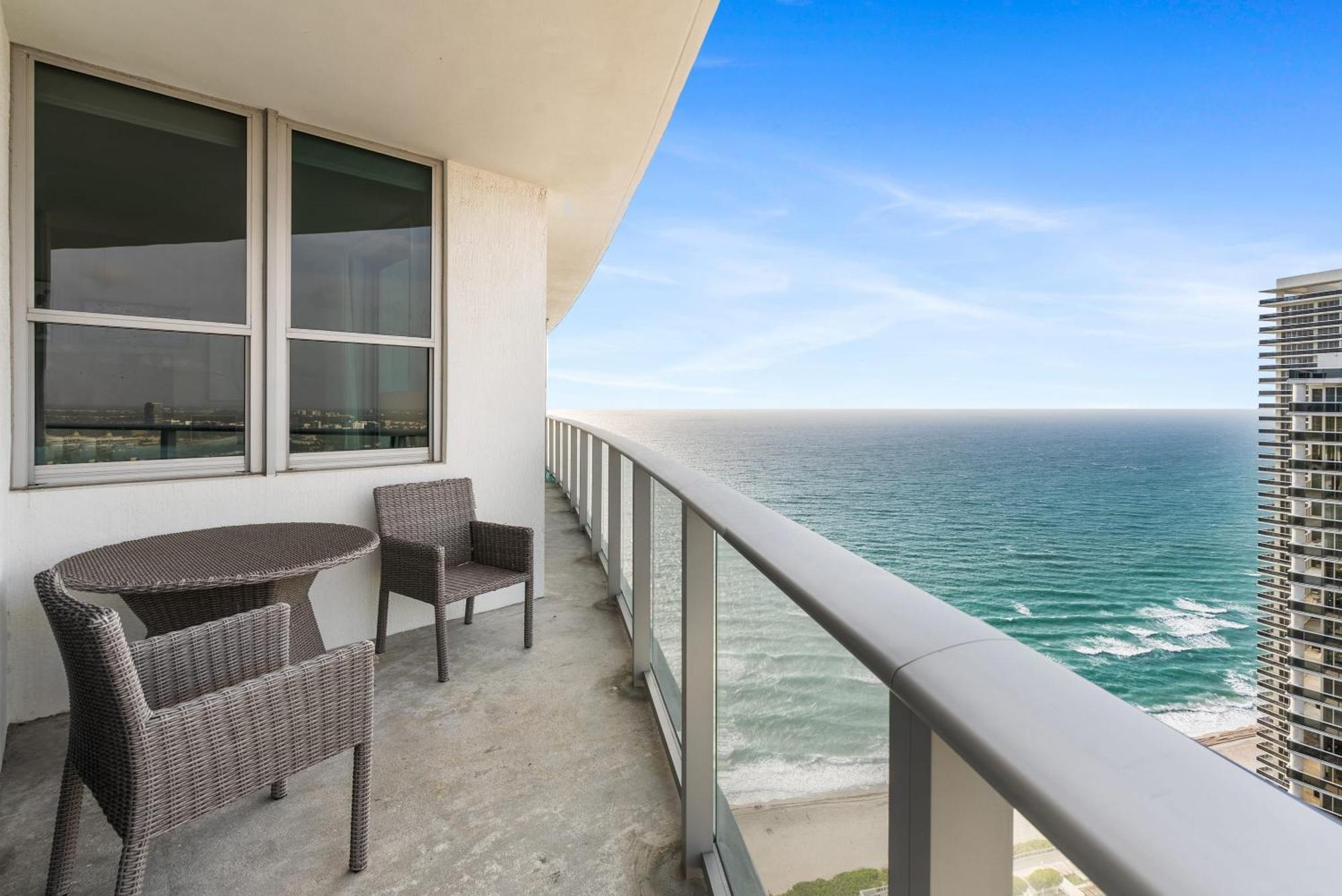 High Floor Corner 2 Bdr At Lyfe Hollywood